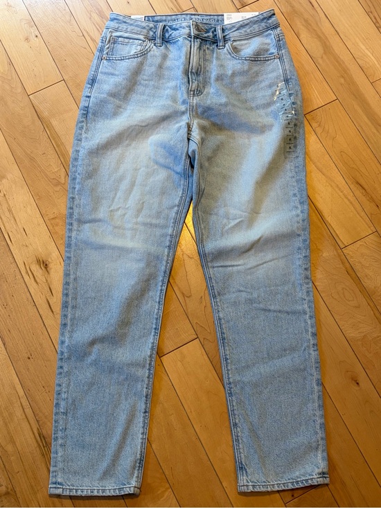 American Eagle Outfitters Denim - NWT American Eagle Mom Jeans Strigid in Blue Breeze size six (6)